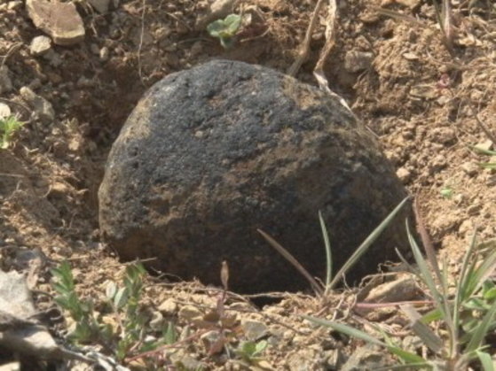 2014년 3월 대곡면 한 비닐하우스에서 발견된 진주 운석 1호(9.36㎏). 송봉근 기자