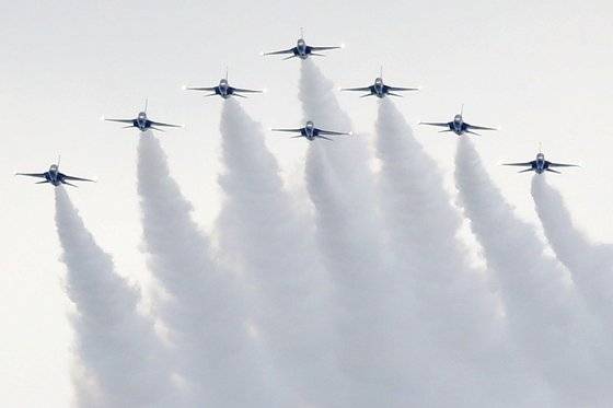 4일 울산 남구 울산대공원 현충탑에서 열린 고 김도현 중령 15주기 추모식에서 공군 특수비행팀 블랙이글스 편대가 현충탑 상공 위로 추모비행을 하고 있다. 뉴스1