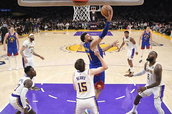 NBA 덴버 너기츠의 자말 머레이(가운데)가 21일 LA레이커스전에서 골밑슛을 성공하고 있다. AP=연합