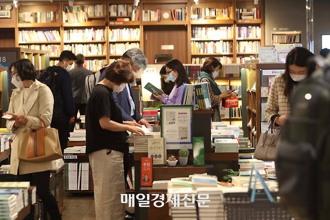 서울 교보문고 광화문점에서 시민들이 책을 읽으며 시간을 보내는 모습  <매경DB>