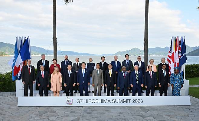 G7 의장국인 일본 초청에 따른 참관국(옵서버) 자격으로 G7 정상회의 참석한 윤석열 대통령이 20일 일본 히로시마 그랜드프린스호텔에서 열린 G7 정상회의에서 각국 정상들과 기념촬영을 하고 있다. 앞줄 왼쪽부터 데이비드 맬패스 세계은행 총재, 안토니오 구테흐스 유엔 사무총장, 조르자 멜로니 이탈리아 총리, 마크 브라운 쿡 제도 총리, 윤석열 대통령, 조코 위도도 인도네시아 대통령, 기시다 후미오 일본 총리, 아잘리 아수마니 코모로 대통령, 루이스 이나시우 룰라 다시우바 브라질 대통령, 팜 민 찐 베트남 총리, 리시 수낵 영국 총리, 응고지 오콘조이웨알라 세계무역기구 사무총장. 뒷줄 왼쪽부터 마티아스 코먼 OECD 사무총장, 크리스탈리나 게오르기에바 국제통화기금 총재, 우르줄라 폰데어라이엔 EU 집행위원장, 올라프 숄츠 독일 총리, 나렌드라 모디 인도 총리, 에마뉘엘 마크롱 프랑스 대통령, 조 바이든 미국 대통령, 쥐스탱 트뤼도 캐나다 총리, 앤서니 앨버니지 호주 총리, 샤를 미셸 EU 정상회의 상임의장, 파티 비롤 국제에너지기구 사무총장. [연합]