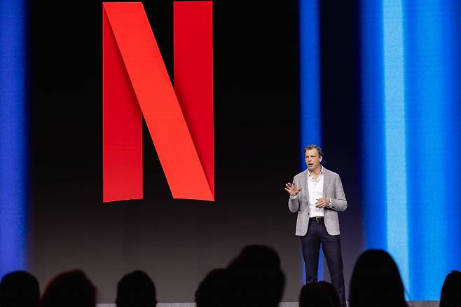 그레그 피터스 넷플릭스 CEO가 지난달 28일(현지시간) '모바일 월드 콩그레스'(MWC 2023)에 참석해 연설하고 있다. 연합뉴스