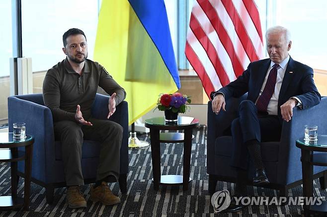 G7 정상회의에서 회담 중인 젤렌스키 대통령과 바이든 대통령 [AFP=연합뉴스]