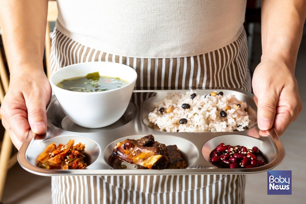 외국인들은 식판 자체부터 신기하다는 반응이다. ⓒ베이비뉴스