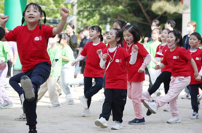 지난 3일 서울 동작구 본동초등학교에서 열린 ‘본동 놀이 한마당’ 운동회에서 학생들이 준비운동을 하고 있다. (사진=뉴시스)