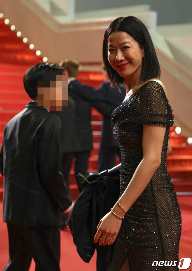 At midnight on the 22nd (local time, 7:30 a.m. on the 22nd in Korean time), the Lumiere Grand Theater in Cannes, a small town in southern France, held a preview of the 76th Cannes International Movies Midnight Screening section, Escape: Project Silence.Before the premiere, Red Carpet showed up with Hye-Jin Jeon, who visited the Cannes Movie Festival to cheer on Lee Sun Gyun, the main actor of the movie.Hye-Jin Jeon is smiling in a gorgeous black dress with a straight haircut. Son stood in front of the reporters with her mother Hye-Jin Jeon in a black suit.Starring Lee Sun Gyun, Escape: Project Silence is a story of people isolated on the airport bridge in a thick fog that can not be distinguished from each other, struggling to survive an unexpected series of disasters.Lee Sun Gyun and Joo Ji Hoon Kim Hee Won appeared.It is the same as that of the previous year. It is the same as that of the previous year. It is the same as that of the previous year. It is the same as that of the previous year. It is the same as that of the previous year. It is the same as that of the previous year. It is the same as that of the previous year. I hope the world audience will enjoy our movie. On the other hand, Lee Sun Gyun and Hye-Jin Jeon met during the theater activities and after seven years of love, they married in 2009 and put two sons in the suburbs.