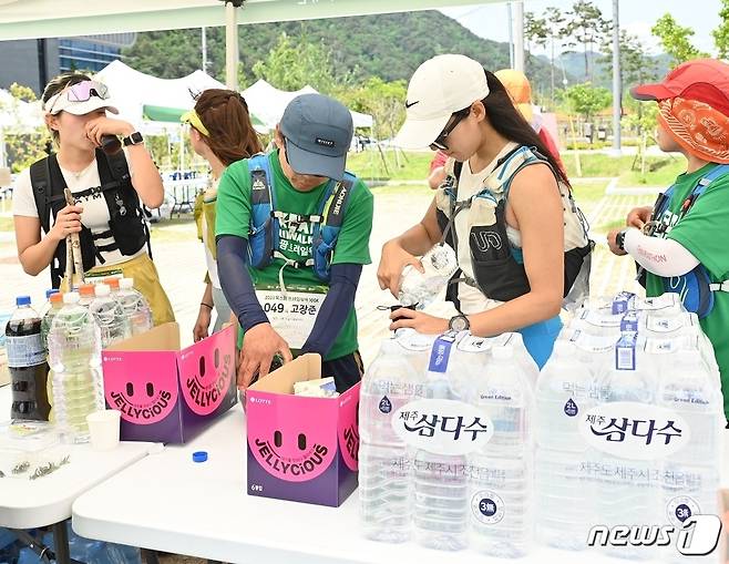 제주삼다수, '2023 옥스팜 트레일워커' 공식 후원.(제주삼다수 제공)