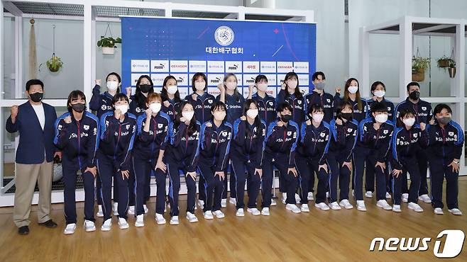 여자배구 대표팀 선수들이 22일 인천국제공항 제2여객터미널에서 출국 전 기념촬영을 하고 있다. 세사르 에르난데스 감독이 이끄는 여자배구 대표팀은 2023 국제배구연맹(FIVB) 발리볼네이션스리그(VNL) 참가를 위해 튀르키예 이스탄불로 출국한다. 2023.5.22/뉴스1 ⓒ News1 김도우 기자