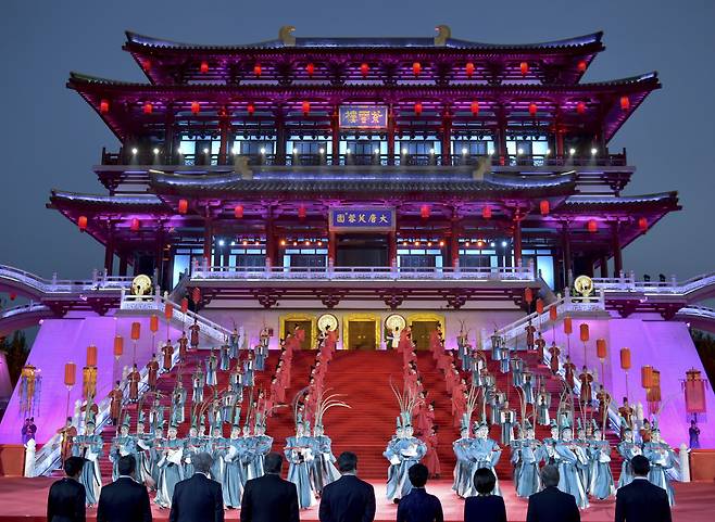 18일 중국 산시성 시안에서 중국 중앙아시아 5국 정상회의 환영 행사가 열렸다. 중국을 포함한 6국 정상이 앞줄에 앉아서 공연을 관람하고 있다. /EPA 연합뉴스