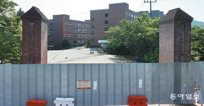 전남 광양시 한려대 정문 앞에 외부인 출입을 막기 위한 철제 펜스가 세워져 있다. 경영난이 계속되던 한려대는 버티지 못하고 지난해 문을 닫았고, 이로 인해 지역 경제도 상당한 타격을 입었다. 광양=박영철 기자 skyblue@donga.com