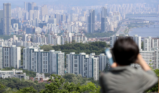서울 중구 남산 전망대를 찾은 관광객들이 도심 속 아파트 단지를 바라보고 있다. 2023.5.14/뉴스1
