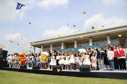 국회 동심한마당 축제에 참가한 어린이들과 유타대 아시아캠퍼스 학생 및 교직원
