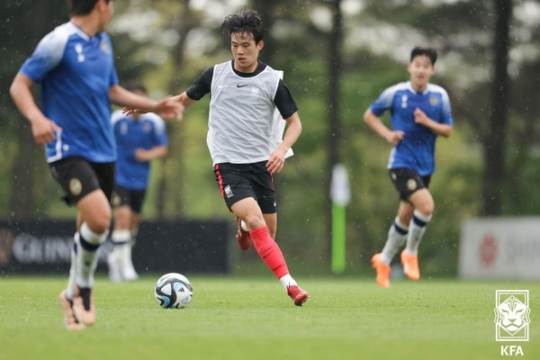 박승호(가운데, 한국 U20대표팀). 대한축구협회 제공