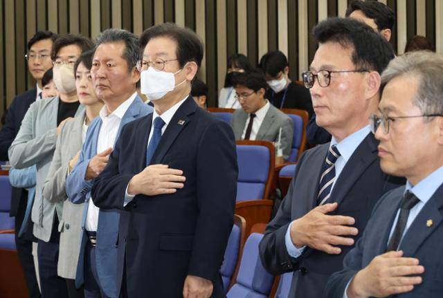 이재명(앞줄 오른쪽에서 세 번째) 대표와 박광온(두 번째) 원내대표가 14일 국회에서 열린 쇄신 의원총회에서 국민의례를 하고 있다. 연합뉴스