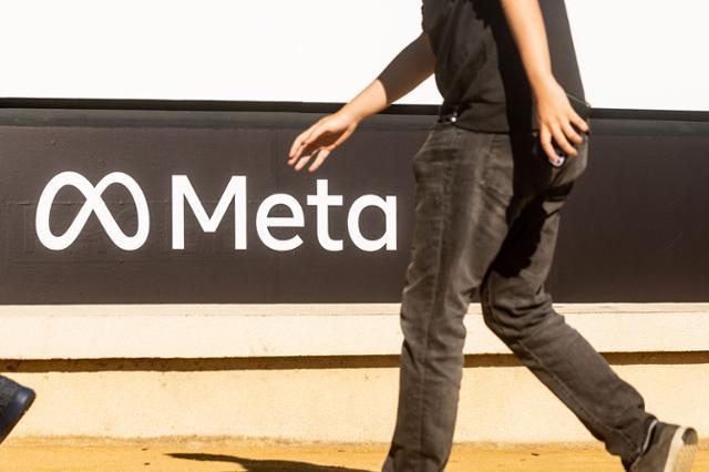 미국 캘리포니아 멘로파크에 위치한 메타 사옥의 메타 로고 앞을 한 사람이 지나가고 있다. 연합뉴스 자료사진