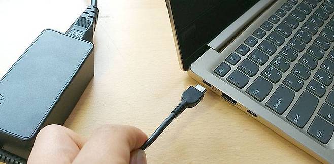 USB 타입-C에 전원 어댑터를 꽂아 충전 가능한 USB-PD 지원 노트북(출처=IT동아)