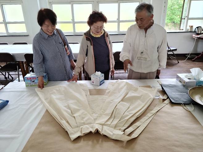 ▲‘고쟁이학교’ 수업을 위해 안동 고쟁이의 본을 떠놓은 시연 작품을 문인화가 한상운 화백이 참가자들과 살펴보며 이야기를 나누고 있다.
