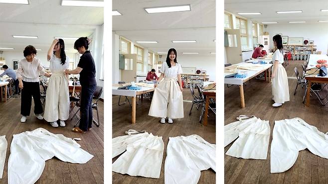 ▲‘고쟁이 학교’에 참가한 한국화가 김효정씨(24)가 제작실습을 하며 만든 고쟁이를 입어보며 포즈를 취하고 있다. 속옷이었던 고쟁이를 겉옷 패션으로 탈바꿈시키는 작업이어서 기대를 모은다.