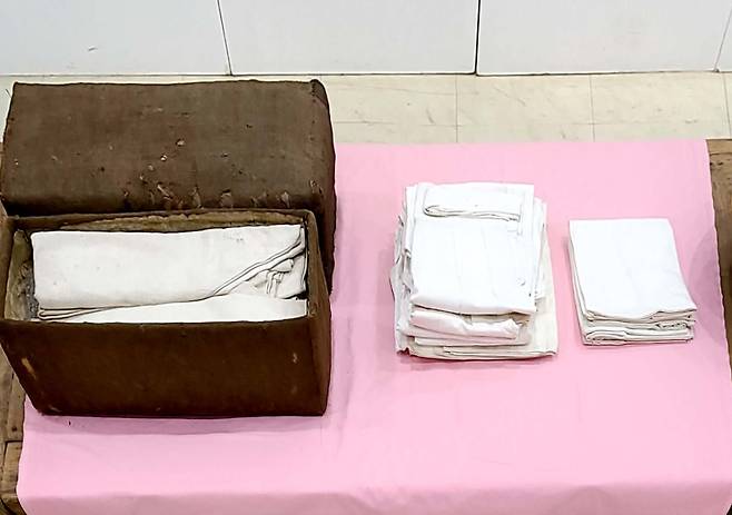 ▲‘고쟁이 학교’는 수료한 사람들이 고쟁이를 오늘날의 옷으로 널리 알려 대중화되기를 바라고 있다. 사진은 안동과 전주 산 옛 고쟁이.