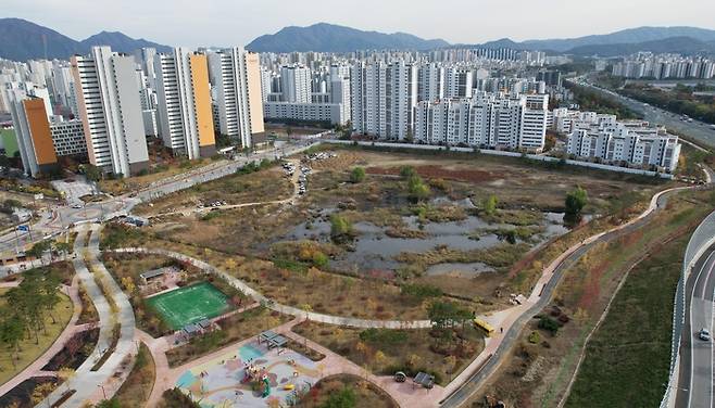 국토교통부가 지난 3월 공공분양 ‘뉴홈’ 사전청약을 진행한 고덕강일3단지 부지의 모습. 주변에 아파트가 즐비하게 서있다. [이승환 기자]