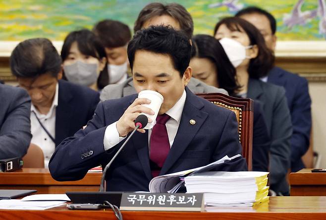 목타는 박민식 22일 서울 여의도 국회 정무위원회에서 열린 국가보훈부 장관 후보자 인사청문회에서 박민식 후보자가 의원 질의에 답변하던 중 목이 탄 듯 물을 마시고 있다. 김호영 기자