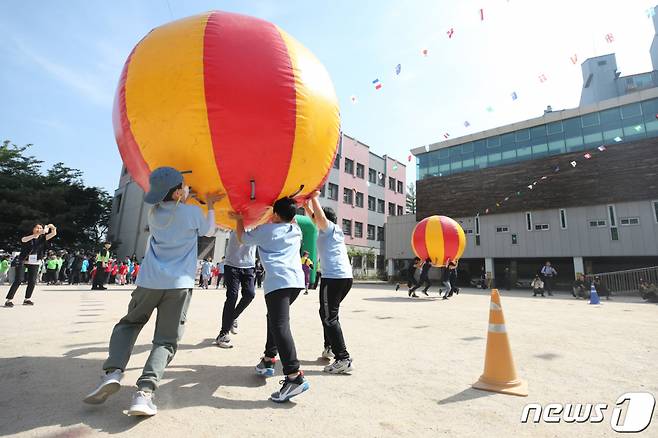 지난 3일 오전 동작구 서울본동초등학교에서 열린 운동회에서 어린이들이 공 나르기를 하고 있다/사진=뉴스1