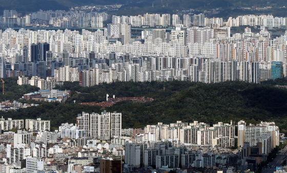 22일 부동산 플랫폼 '직방'이 국토교통부 실거래가 자료를 기반으로 전국 아파트 전세가격지수의 최근 추이와 2년 전 대비 변동률을 조사한 결과에 따르면 지난달 전국 아파트 전세가격은 2년 전 대비 11.8% 하락한 것으로 나타났다. 아파트 전세시장의 동향은 지역에 따라 엇갈렸는데, 지방 주요도시 위주로 전세가 하락추세 가팔랐다./사진=뉴스1