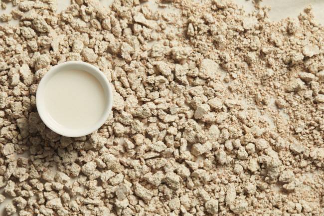 우리 국민의 큰 사랑을 받아온 전통 누룩은 일제강점기 당시 일본식 양조 기술이 도입되며 휘청였고 이후 여러 부침을 거듭하다 최근 전통주에 대한 관심이 되살아나면서 다시 관심을 끌기 시작했다.  게티이미지뱅크