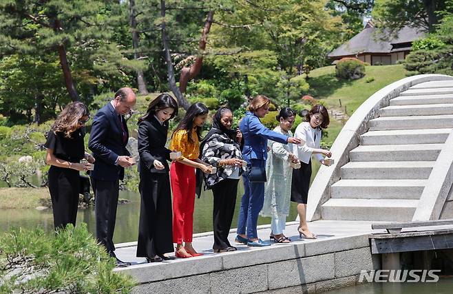 [히로시마=뉴시스] 홍효식 기자 = 윤석열 대통령과 함께 일본을 방문 중인 김건희 여사가 21일 히로시마 슈케이엔에서 열린 G7 정상회의 공식 배우자 프로그램에 참석해 잉어에게 먹이를 주고 있다. 2023.05.21. yesphoto@newsis.com