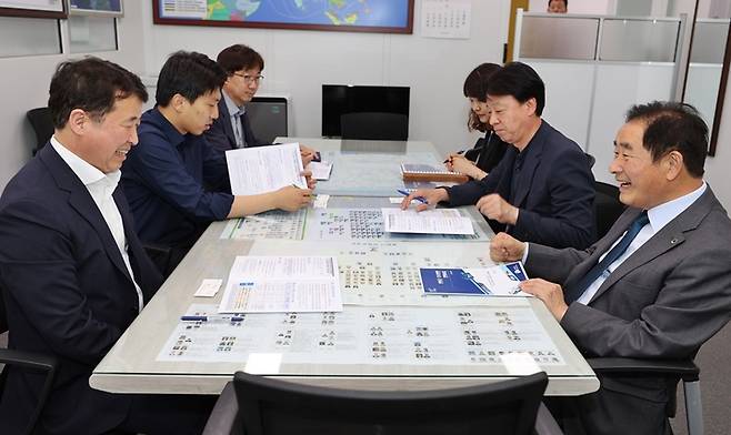 [진천=뉴시스] 강신욱 기자 = 송기섭(오른쪽) 충북 진천군수가 22일 국토교통부를 방문해 이윤상 철도국장에게 지역 현안사업을 설명하고 있다. (사진=진천군 제공) 2023.05.22. photo@newsis.com  *재판매 및 DB 금지