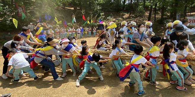 지난 2022년 아해숲에서 열린 국가무형문화재 26호 영산 줄다리기 재현 행사에 참가한 어린이들이 열심히 줄을 당기고 있다. 아해박물관은 매년 영산줄다리기 보존회와 함께 재현 행사를 진행하고 있다. 박물관 제공