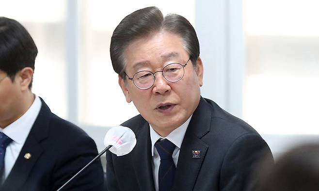 이재명 더불어민주당 대표가 22일 서울 여의도 국회에서 열린 원외지역위원장 간담회에 참석해 발언하고 있다. 뉴시스