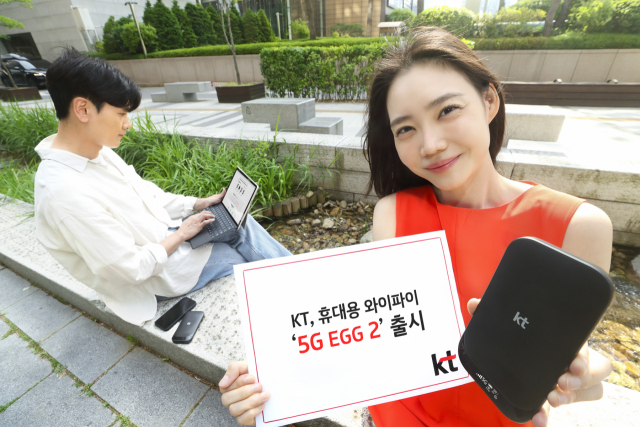 KT는 5세대(5G) 이동통신을 지원하는 휴대용 와이파이 기기 ‘5G 에그(EGG)2’를 출시한다고 22일 밝혔다. 사진 제공=KT