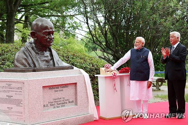 히로시마서 간디 흉상 제막식 거행하는 모디 인도 총리 2023.5.20 [AFP 연합뉴스 자료사진. 재판매 및 DB 금지]