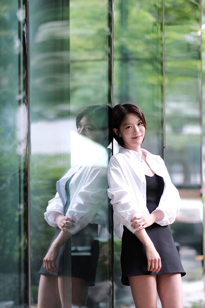 포즈 취하는 배우 이주우 (서울=연합뉴스) 류효림 기자 = 배우 이주우가 22일 오후 서울 종로구 수송동 연합뉴스 사옥에서 인터뷰에 앞서 포즈를 취하고 있다. 2023.5.22 ryousanta@yna.co.kr