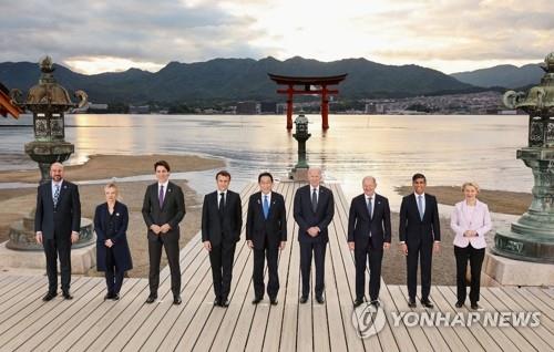 日 이쓰쿠시마 신사서 기념사진 찍는 G7 정상들   (히로시마 로이터=연합뉴스) 주요 7개국(G7) 정상회의가 개막한 19일 일본 히로시마현 미야지마섬에서 G7 정상들과 EU(유럽연합) 간부들이 유네스코 세계유산 '이쓰쿠시마 신사'에서 기념사진을 찍고 있다. 2023.05.19