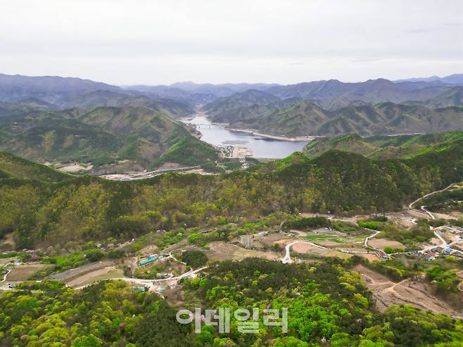수려한 풍광을 자랑하는 군위호 주변 풍경
