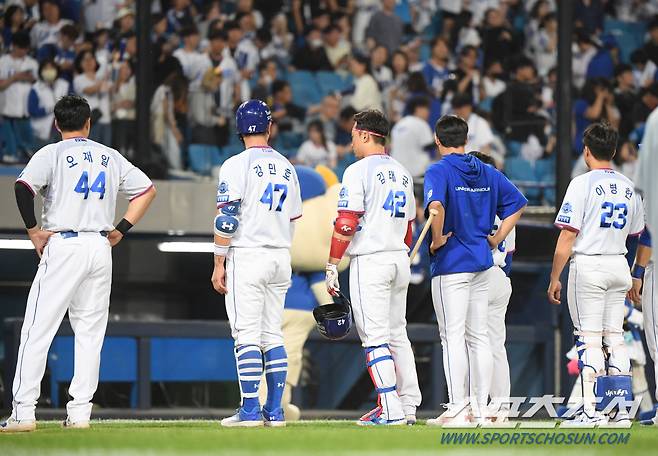 17일 대구 삼성라이온즈파크에서 열린 KIA 타이거즈와 삼성 라이온즈 경기. 6대7로 패한 삼성 선수들이 아쉬워하고 있다. 대구=정재근 기자 cjg@sportschosun.com/2023.5.17/