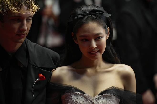 Troye Sivan, left, and Jennie Ruby Jane pose for photographers upon arrival at the premiere of the television series 'The Idol' at the 76th international film festival, Cannes, southern France, Monday, May 22, 2023. (AP Photo/Daniel Cole)







<저작권자(c) 연합뉴스, 무단 전재-재배포 금지>