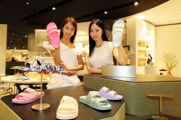 모델들이 신세계백화점 강남점 분더샵 신발 매장에서 여름을 겨냥한 신규 브랜드 '카카토스'의 대표 상품을 소개하고 있다[사진제공=신세계백화점].