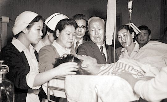이승만, 시위 중 다친 학생들 찾아가 위로 - 이승만 전 대통령이 1960년 4월 23일 시위 중 다친 학생들이 입원해 있는 서울대병원을 직접 찾아가 위로하고 있다. /국가기록원