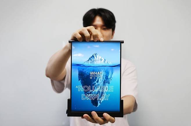 삼성디스플레이 직원이 SID 디스플레이 위크 2023에서 선보인 '롤러블 플렉스'를 펼쳐 보이고 있다.ⓒ삼성디스플레이