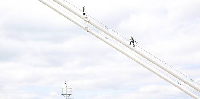 지난 19일 경남 하동군과 남해군을 잇는 노량대교에서 국토안전관리원 직원들이 주탑 케이블을 올라가 안전 점검을 하고 있다. 사진=김서연기자