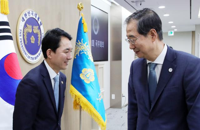 한덕수 국무총리가 23일 서울 용산 대통령실 청사에서 열린 국무회의에 앞서 국가보훈부 장관 후보자인 박민식 국가보훈처장과 대화하고 있다. 뉴시스