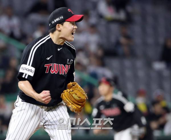 2023 KBO 프로야구 SSG랜더스와 LG트윈스의 경기가 23일 오후 인천SSG랜더스필드에서 열렸다. 6회말 2사 1,3루 임찬규가 에레디아를 삼진으로 처리한 후 기뻐하고 있다. 인천=김민규 기자