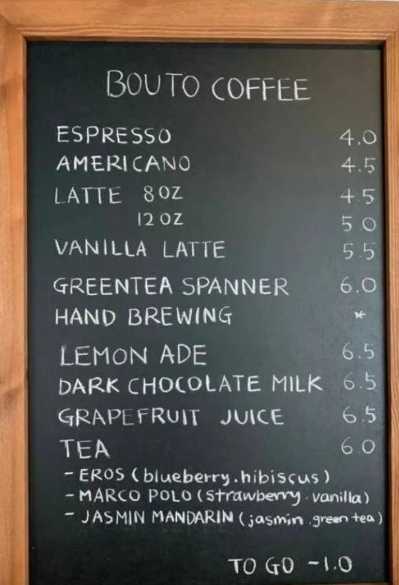 한글 표기 없이 영어로만 표기된 한국 카페, 음식점 등의 메뉴판. [사진=온라인 커뮤니티 캡처]