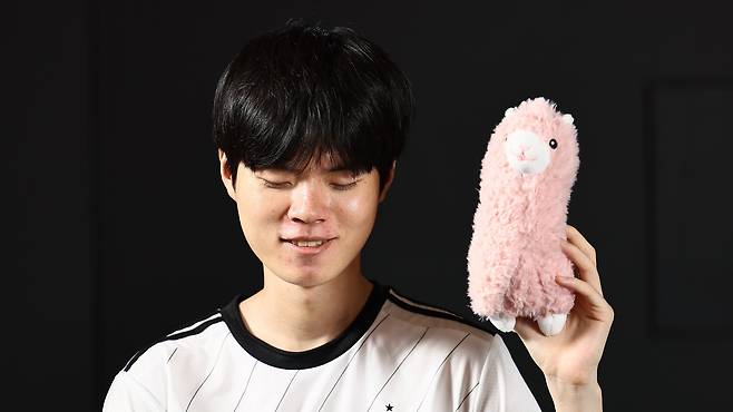 김혁규가 팬이 선물해준 알파카 인형을 들고 있다. 김현동 기자