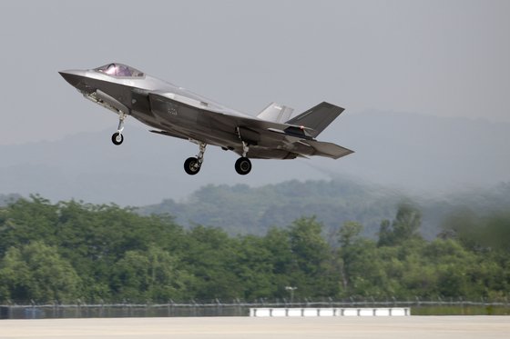 이륙하는 F-35A 전투기. 사진 공군