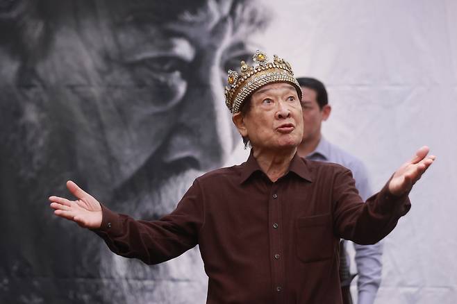 Actor Lee Soon-jae rehearses a scene from the play "King Lear" by William Shakespeare during a press conference held in Seoul, May 10. (Yonhap)