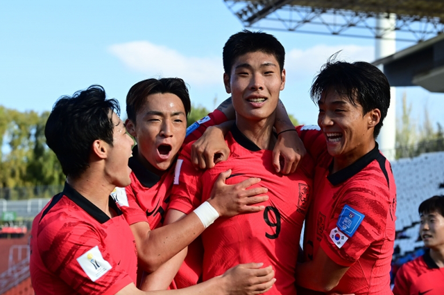 이영준(가운데)이 23일(한국시간) 아르헨티나 멘도사 스타디움에서 열린 프랑스와의 대회 조별리그 F조 1차전에서 결승골을 터뜨린 뒤 동료 선수들과 기뻐하고 있다. KFA제공